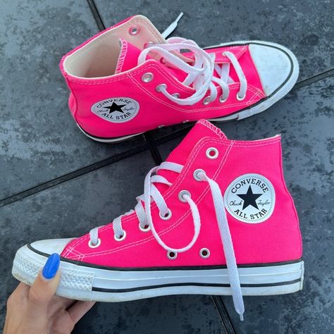 Pink High Top Converse Pink High Tops Outfit, Bright Pink Converse, Pink High Top Converse Outfit, Hot Pink Converse Outfit, Bright Converse, Pink Converse Aesthetic, Pink Hightop Converse, Preppy Converse, Converse Shoes Pink