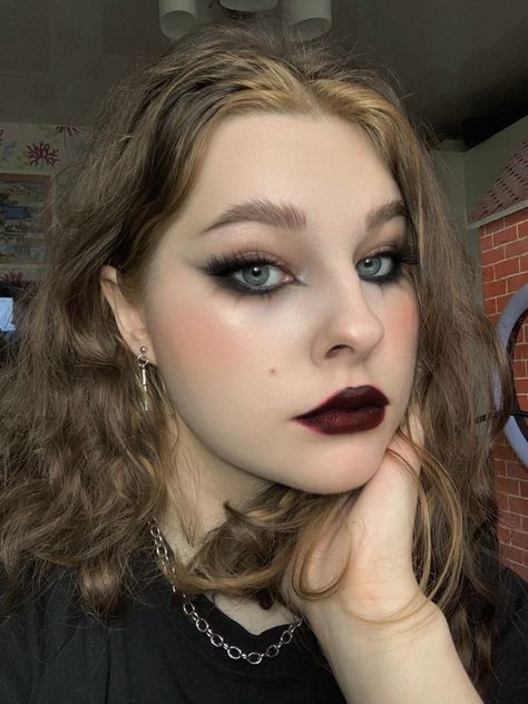 Alt Girl Makeup, Vamp Makeup, Witchy Makeup, Alt Tiktok, Halloween Makeup Witch, Rock Makeup, Facebook Header, Crystal Castles, Punk Makeup