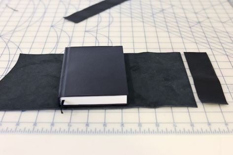 Diy Leather Book Cover, Diy Leather Notebook Cover, Diy Leather Journal Cover, Diy Leather Journal, Planner Covers Diy, Diy Sketch, Journal Covers Diy, Handmade Journals Diy, Leather Bible Cover