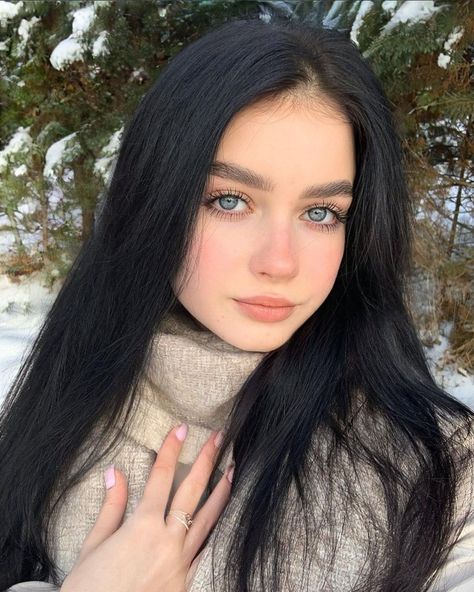 Black Hair And Blue Eyes, Dark Hair Blue Eyes, Blue Black Hair, Blue Eyed Girls, Black Hair Blue Eyes, Girls With Black Hair, Gray Eyes, Eye Black, Beauty Face