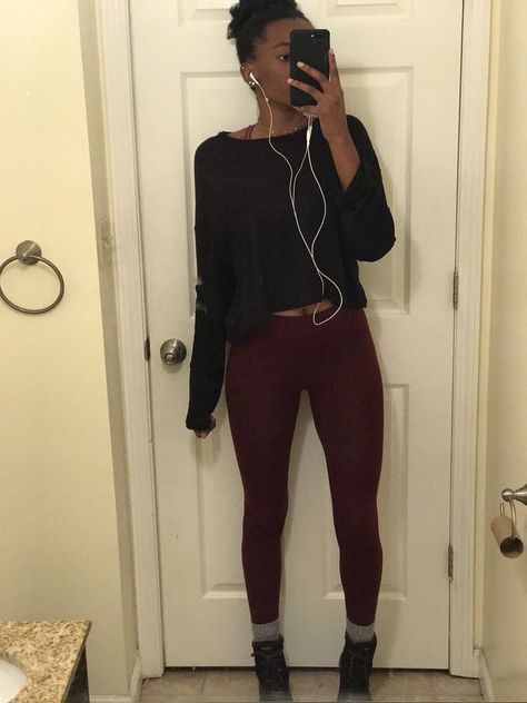 Wine Colored Leggings Outfit, Maroon Leggings Outfit Casual, Wine Leggings Outfit, Maroon Gym Outfit, How To Style Maroon Leggings, Burgundy Leggings Outfit Workout, Crew Socks Outfit Leggings, Sperry Boots Outfit, Maroon Leggings Outfit