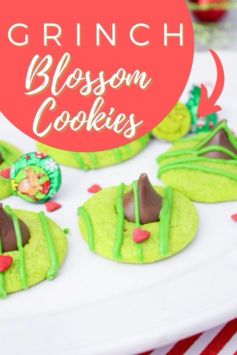 Mom On Timeout Recipes, Snack For Party, Christmas Kiss Cookies, Grinch Dessert Ideas, Christmas Cookies Grinch, Grinch Snack, Grinch Cookie, Hershey Kiss Cookies, Christmas Party Snacks