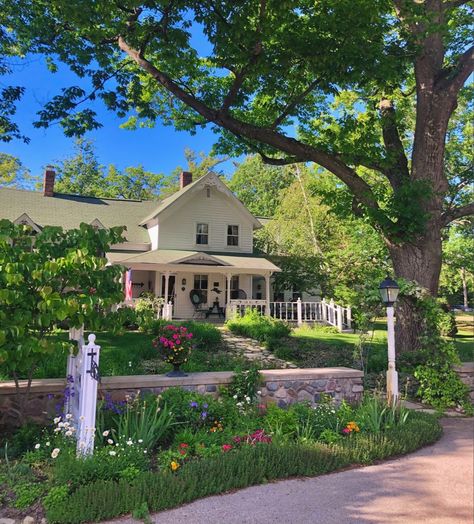 Travel Destination, White Cottage, Garden Inn Owner Aesthetic, Cozy Inn Aesthetic, Inn Aesthetic, Inn Exterior, Inn Keeper, Inn Ideas, Glen Arbor Michigan, Ashley Poston, Cozy Inn