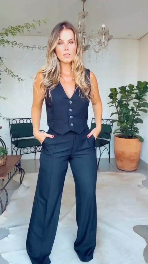 Baddie Business Outfits: Slay Your Workday in Chic Style 13 Outfit Costume Femme, Baddie Business Outfits, Chaleco Outfit, Baddie Business, High Waisted Dress Pants, Professional Outfits Women, Stil Elegant, Casual Work Outfits, Vest Outfits