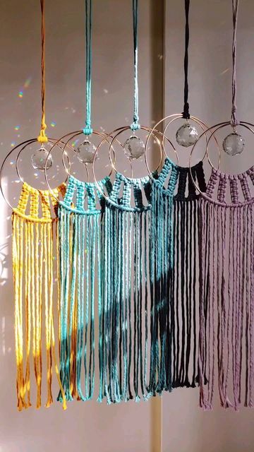 Fall Festival Crafts, Crystal Suncatchers Diy, Suncatcher Diy, Crochet Wall Art, Diy Suncatchers, Tassel Crafts, Macrame Dream Catcher, Small Dream Catcher, Yarn Wall Art