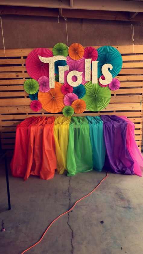 Trolls cake table birthday party Diy Trolls Birthday Party, Trolls Birthday Party Cake, Troll Party Theme, Trolls Birthday Cake, Trolls Cake, Table Birthday, Cake Table Birthday, Trolls Birthday Party, Troll Party