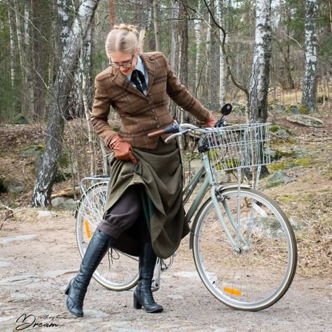 A Victorian side-button cycling skirt > with my hands - Dream Bicycle Skirt Pattern, Ankh Morpork, Countryside Lifestyle, Hunting Fashion, Steampunk Elements, Victorian Sewing, Riding Skirt, Alt Clothing, Fairy Style