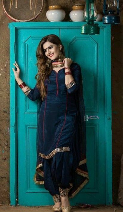 पटियाला सलवार, Street Hijab, Patiala Suit Designs, Punjabi Fashion, Designer Punjabi Suits, Velvet Dress Designs, Punjabi Outfits, Indian Designer Suits, Shilpa Shetty