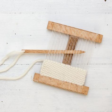 Small Weaving, Weaving Loom Diy, Weaving Loom Projects, Weaving Kit, Diy Weaving, Weaving Textiles, Weaving Projects, Weaving Process, Weaving Patterns