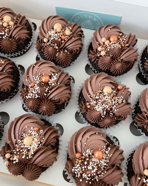 Choc Cupcake Decorations, Cupcakes Decoration Chocolate, Decorating Chocolate Cupcakes, Chocolate Icing Cupcakes Decoration, Brown Cupcakes Decoration, Elegant Chocolate Cupcakes, Men’s Cupcakes, Chocolate Cupcake Design, Cupcake Varieties