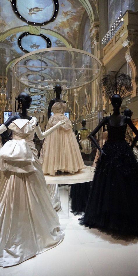 Christian Dior Aesthetic, Dior Gallery, Christian Dior Fashion Show, Dior Designer Of Dreams, Christian Dior Gowns, Dior Exhibition, Madewell Outfits, Debut Dresses, Christian Dior Dress