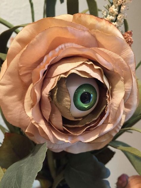 Great how-to with links.   [Picture of Make Your Own Creepy Eyeball Flower Arrangement] Halloween Garden Ideas, Eyeball Flower, Halloween House Party Decorations, Creepy Eyeball, Halloween Decorations Outdoor Porch, Pumkin Decoration, Halloween Decor Diy, Halloween Decorations Outdoor, Halloween House Party