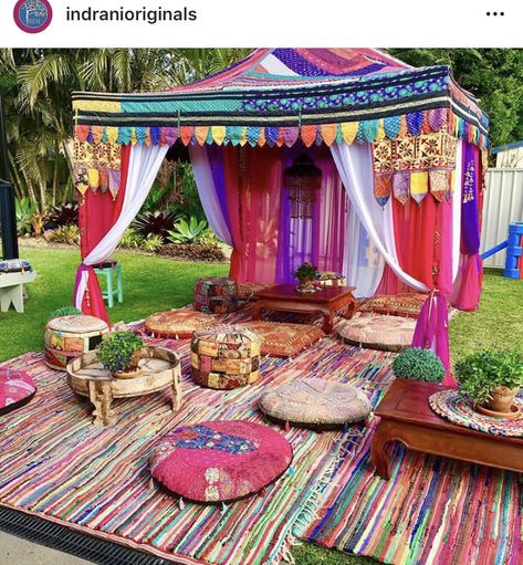 Bohemian Tent Ideas, Colorful Booth Design, Boho Glamping Tent, Arabian Tent Decor, Boho Chic Mehendi Decor, Hippie Backyard, Arabian Tents Moroccan Style, Boho Canopy, Boho Tent