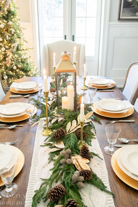 Cozy Christmas Dining Room Decorating Ideas Elegant Christmas Dining Room Decor, Christmas Dining Tablescapes, Christmas Table Center Piece Decor Ideas, Christmas Tablescapes Ideas Centerpieces, Christmas Decor Dining Room, Christmas Table Centerpieces Ideas, Christmas Dining Room Table Decor, Christmas Dining Table Centerpiece, Dining Room Christmas Decor