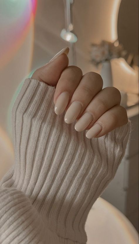 Light Cream Nails, Cream Color Nails Design, Cream Nails Designs Classy, Cream Oval Nails, Almond Nails Cream, Cream Beige Nails, Fall Cream Nails, Simple Nails Round, Short Cream Nails