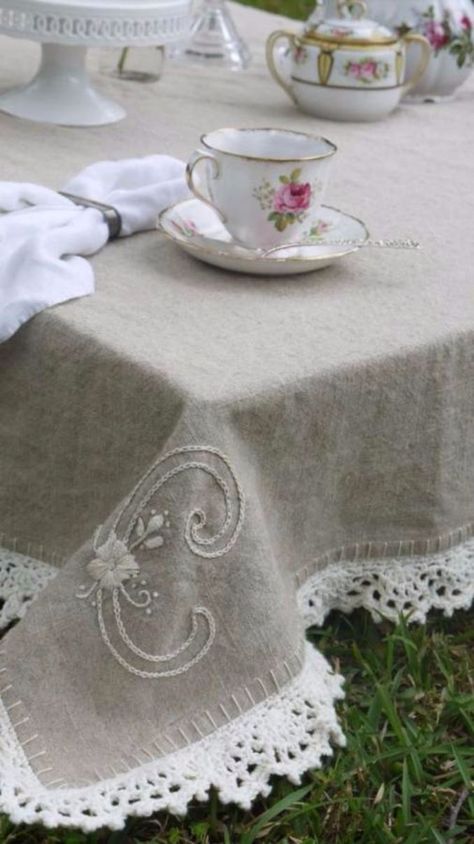 Tablecloth Projects To Sew (8) Crochet Edging Pattern, Crochet Border, Easy Crochet Projects, Crochet Borders, Linens And Lace, Crochet Tablecloth, Linen Throw, Love Crochet, Crochet Home