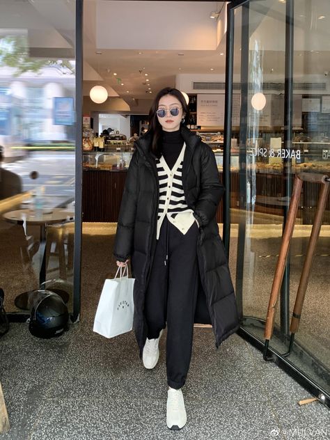 Black Long Puffer Jacket Outfit, Puffer Winter Outfit, Long Puffer Jacket Outfit, Korean Winter Outfits, Puffer Jacket Outfit, Korean Winter, Jacket Outfit Women, Long Puffer Jacket, Classy Dresses