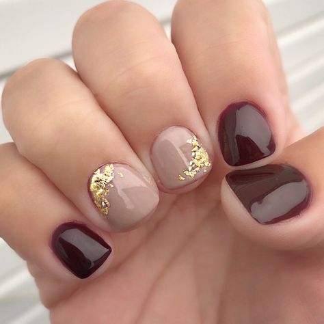 Fall Nail Ideas Gel, Gel X Nails Fall Colors, Christmas Nails Short Gel Simple, Gel Mani Short Nails Fall Colors, Maroon Nail Ideas Gel, Maroon Nails Gel, Foil Manicure Ideas, Winter Maroon Nails, Mail Designs With Foil