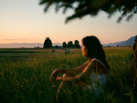 Focus Pictures, Photography Assignments, Souls Journey, Railroad Photos, Grad Pics, Cinematic Photography, Newborn Photo Props, Photography Women, Flower Field