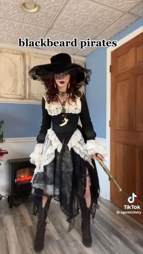 Goth Pirate Outfit, Ghost Pirate Costume, Pirate Cosplay Female, Pirate Ren Faire, Goth Pirate, Pirate Clothes, Pirate Makeup, Caribbean Outfits, Fair Outfit