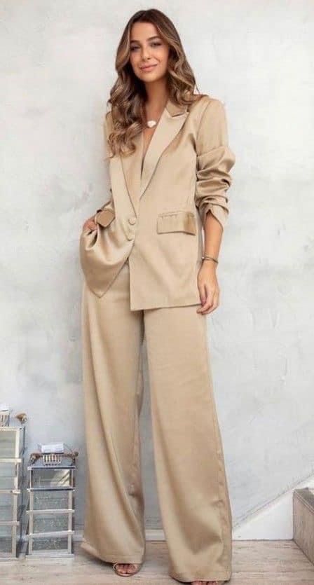 Well suited Officiant Outfit Female Summer, Dressy Pants Outfits For Wedding Guest, Elegant Pants Suits Wedding, Coat Pant For Women, Bridesmaid Suits For Women, Bridesmaid Suits, Wedding Hacks, Women Suits Wedding, Satin Suit