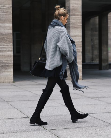 Over The Knee Boot Outfit, Knee Boots Outfit, Mode Tips, Fashion Blogger Style, Fashion Trends Winter, Mode Casual, Looks Street Style, Winter Mode, Mode Inspo