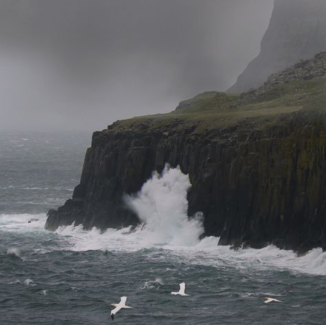 Tired Tired Sea, W Hotel, Crashing Waves, The Lighthouse, Isle Of Skye, Pretty Places, Outlander, By The Sea, Lighthouse