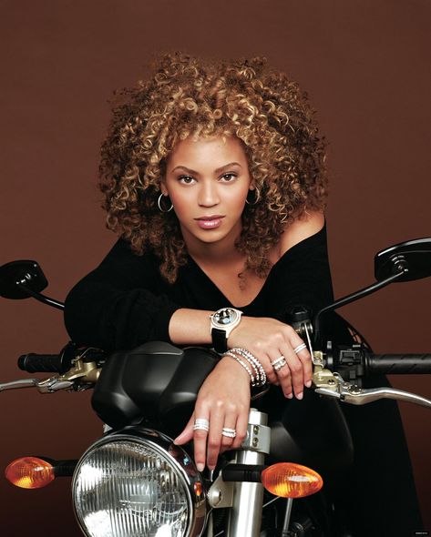 2000s Curly Hair, Beyonce Curly Hair, Beyonce 2000's, Beyoncé Giselle Knowles-carter, Beyoncé Giselle Knowles, Vintage Black Glamour, Online Photo Gallery, Beyonce Queen, Queen Bey