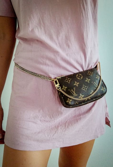 Louis Vuitton Mini Bag, Louis Vuitton Outfit, Louis Vuitton Mini Pochette, Pochette Louis Vuitton, Moschino Bag, Mini Crossbody Purse, Aesthetic Shoes, Bum Bag, Cloth Bags