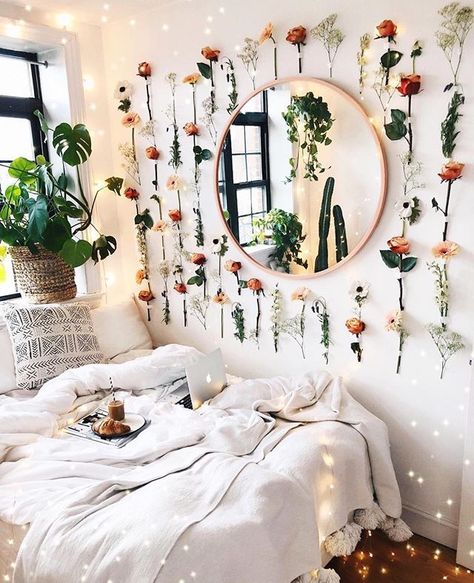 Aesthetic bedroom Bohemian Interior Design Bedroom, Teenage Room Decor, Design Ložnic, Bedroom Shelves, Grey Minimalist, Interior Boho, Bohemian Interior Design, Decor Studio, Bedroom Master