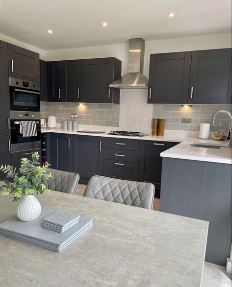 Dark Grey Kitchen Decor, Grey Kitchen And Dining Room Ideas, Kitchen Ideas Grey Walls, Dark Grey And White Kitchen, Dark Grey Kitchen Ideas, Grey Kitchen Decor Ideas, Grey Kitchen Diner, Dining Room Design Blue, Grey And Black Kitchen