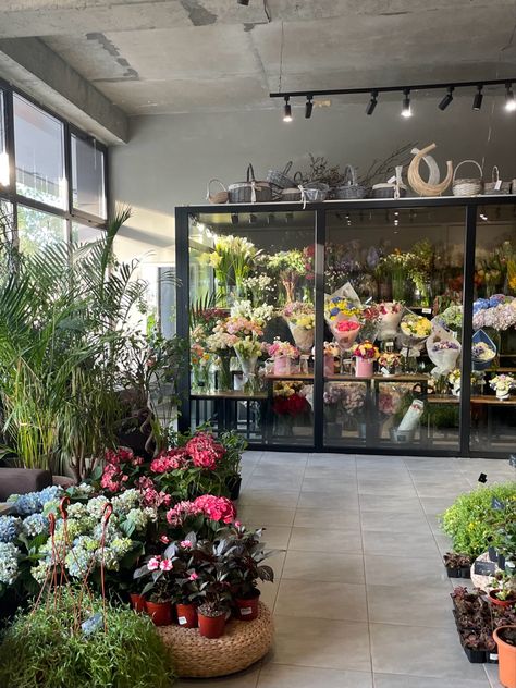 Florist Shop Interior Inspiration, Flower Store Design, Plant Store Aesthetic, Florist Shop Interior, Luxury Flower Shop, Greenhouse Cafe, Flower Shop Interiors, Eco Flowers, Florist Studio