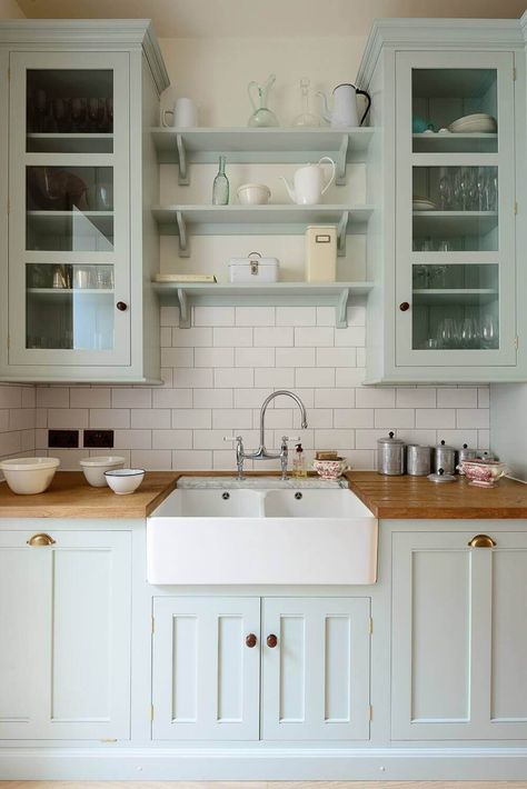 Backsplash Design, Cottage Kitchen Design, Devol Kitchens, Kabinet Dapur, Farmhouse Kitchen Cabinets, Decor Ikea, Kitchen Cabinet Styles, Farmhouse Kitchen Design, Cottage Kitchens