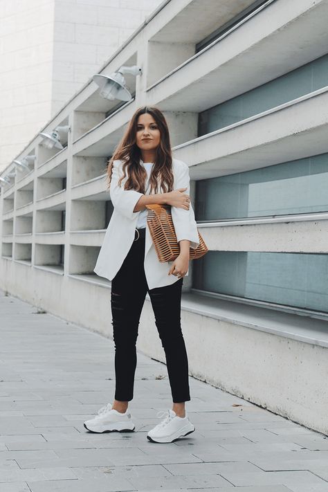 Outfits Ideas: Blazer, Jeans y Zapatillas! El trío perfecto! | Effortless Chic White Outfit Casual, Jeans And Sneakers Outfit, White Blazer Outfits, Outfit Elegantes, Blazer Outfits Casual, Office Outfits Women, Blazer Outfit, Elegante Casual, Casual Work Outfits