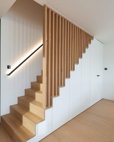 Stairs Separator, Stairs Design U Shape, Stairs Open On Both Sides, Lightning Interior Design, Balastraid Ideas, Stairs Wooden Railing, Stair Slats, Modern Wood Staircase, Wooden Staircase Railing Modern