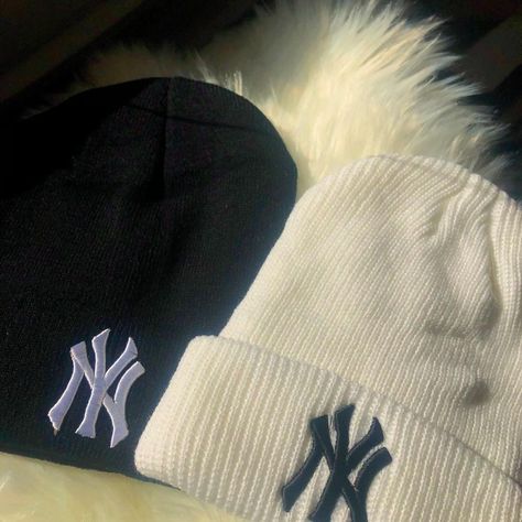 Beanies Aesthetic, Ny Hats, Cute Winter Fits, Long Sleeve Shirt Outfits, Summer Swag Outfits, New Era Beanie, Custom Fitted Hats, Cool Beanies, Beanie Outfit