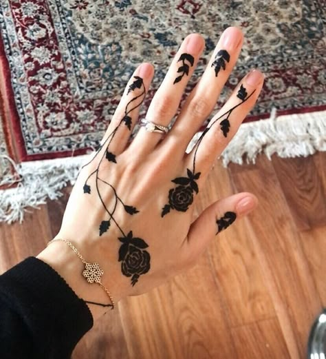 Mehndi Finger, Henna Finger Tattoo, Henna Eid, Cute Henna Tattoos, Eid Mehndi, Tato Henna, Finger Henna Designs, Henna Tattoo Hand, Henna Tattoo Designs Hand