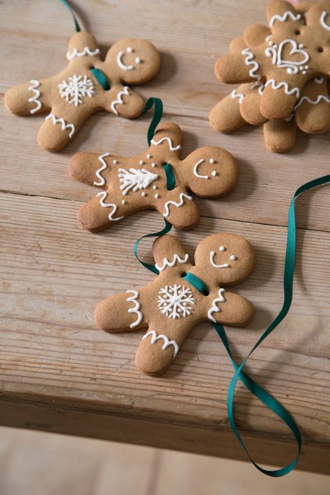 Icing For Gingerbread Cookies, Ginger Bread Christmas, Bread Christmas, Christmas Cookies Recipe, Easy Gingerbread Cookies, Christmas Biscuits, Nostalgic Christmas, No Flour Cookies, Gingerbread Decorations