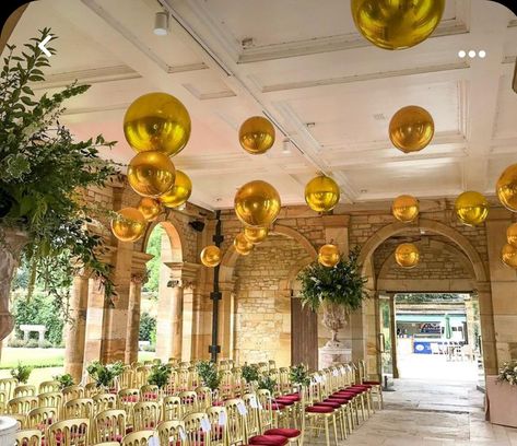 Balloon Arch Wedding, Ceiling Balloons, Hever Castle, Balloon Ceiling, Floating Balloons, Bubblegum Balloons, Visual Merchandising Displays, Hollywood Theme, Balloon Installation