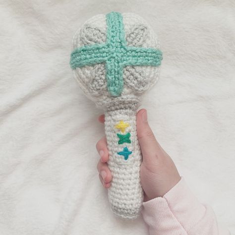 PaigeeCrochets — TXT LIGHTSTICK CROCHET VIDEO TUTORIAL:... Lightstick Crochet, Lightstick Cover, Txt Lightstick, Kpop Diy, Kawaii Crochet, I Love This Yarn, Crochet Videos Tutorials, Jelly Bean, Fun Crochet Projects