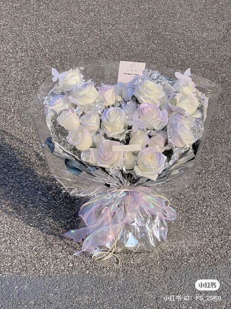 Korean Flower Bouquet Aesthetic, Spray Bouquet, Luxury Flower Bouquets, Fancy Flowers, Transparent Flowers, Boquette Flowers, Aesthetic Flowers, Hand Bouquet, Glitter Roses