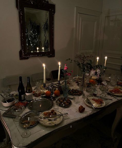 Spooky Dinner Party Ideas, Candle Lit Table Setting, Winter Solstice Dinner Party, Halloween Dinner Aesthetic, Chic Halloween Dinner Party, Goth Birthday Aesthetic, Dark Dinner Table Aesthetic, Moody Party Decor, Candle Lit Dinner Aesthetic