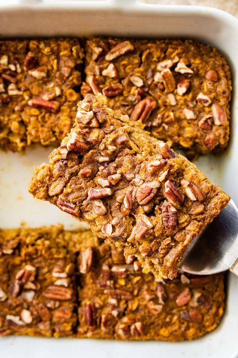 This pumpkin baked oatmeal is made with oats, pumpkin, maple syrup and warm spices. It's vegan, gluten-free, easy to make and the perfect cozy fall breakfast. Baked Steel Cut Oatmeal, Steel Cut Oatmeal Recipes, Pumpkin Baked Oatmeal, Baked Pumpkin Oatmeal, Eating Bird Food, Pumpkin Oats, Maple Pumpkin, Baked Oatmeal Recipes, Homemade Pumpkin Pie