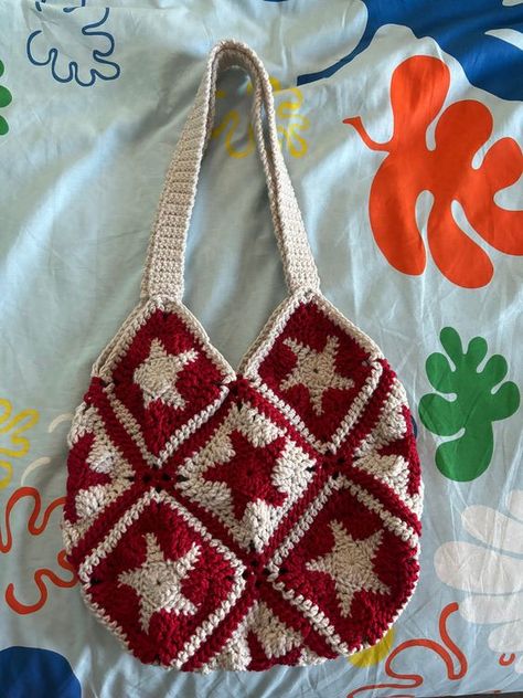 Crochet Star Granny Square Bag Crochet bag granny square #crochetbaggrannysquare #crochet #crochetbag #crochetbags 18.1 Red Granny Square Bag, 12 Granny Square Bag, Where To Find Free Crochet Patterns, Projects Using Granny Squares, Crochet Granny Squares Ideas, Ideas For Granny Squares, Different Kinds Of Granny Squares, Crochet Ideas With Red Yarn, Red And White Crochet Ideas