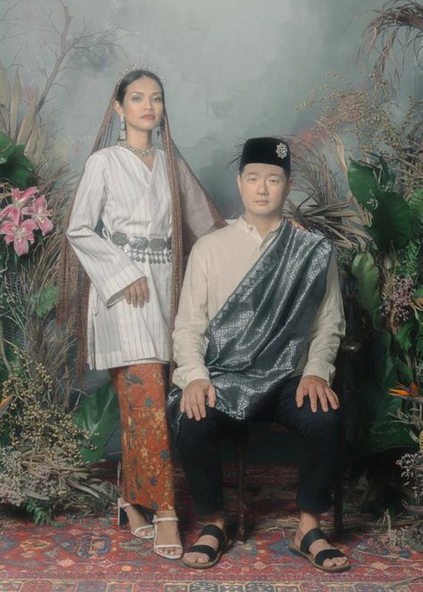 Classic Malay Outfit, Melayu Klasik Outfit, Melayu Klasik Wedding, Malay Pre Wedding Photoshoot, Melayu Klasik Tema, Klasik Melayu Wedding, Pelamin Klasik Tradisional Melayu, Classic Malay Wedding Theme, Classic Malay Wedding