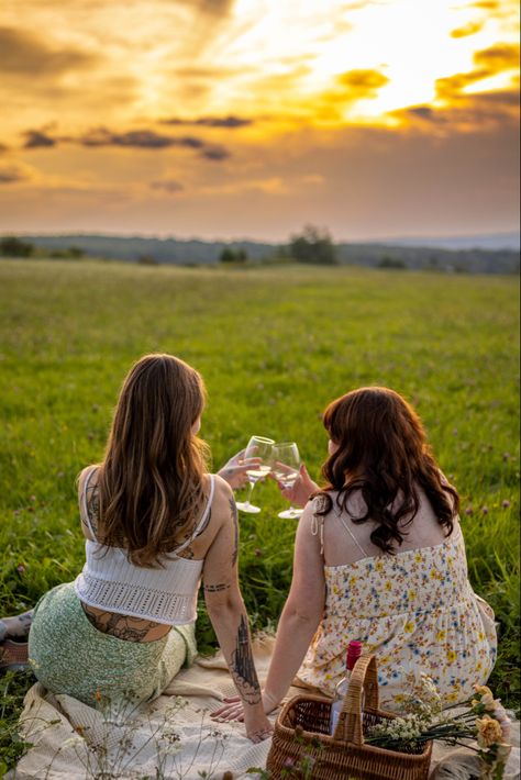 Picnic photoshoot with friends Boho Best Friend Photoshoot, Best Friend Picnic Photoshoot, Picnic Photoshoot Ideas Friends, Bookish Photoshoot, Picnic Photoshoot Friends, Best Friend Picnic, Friend Picnic, Girly Photoshoot, Bestie Shoot