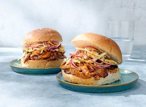 Broodje pulled chicken recept - Allerhande | Albert Heijn Pulled Chicken, Pulled Pork, Sandwiches, Chicken, Van