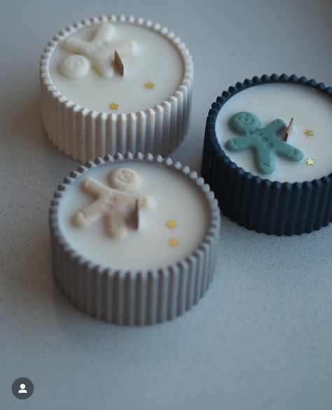 Mini Christmas Candles, Concrete Christmas Candles, Diy Crafts Christmas Gifts, Homemade Candles Christmas, Christmas Candles Ideas, Packaging Velas, Diy Christmas Candles, Concrete Christmas, Christmas Candle Ideas