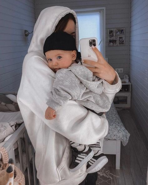 🫂🥹 Baby Bear Onesie, Baby Boy Fall Outfits, Mother Baby Photography, Mom Dad Baby, Boys Fall Outfits, Baby Momma, Dad Baby, Mommy Baby