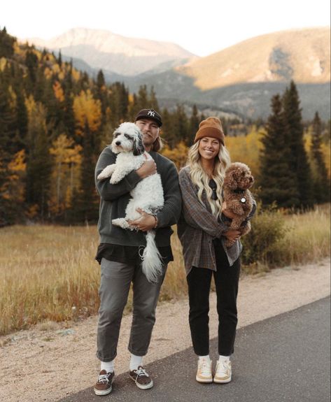 Winter Outfits Mountain Casual, Cozy Camping Outfits, Ashtyn Bodensteiner Style, Outdoorsy Style Fall, Cozy Fall Couple Aesthetic, Gatlinburg Tennessee Outfits Fall, Couple Hike Pictures, Hiking Fall Outfit, Granola Couple Aesthetic